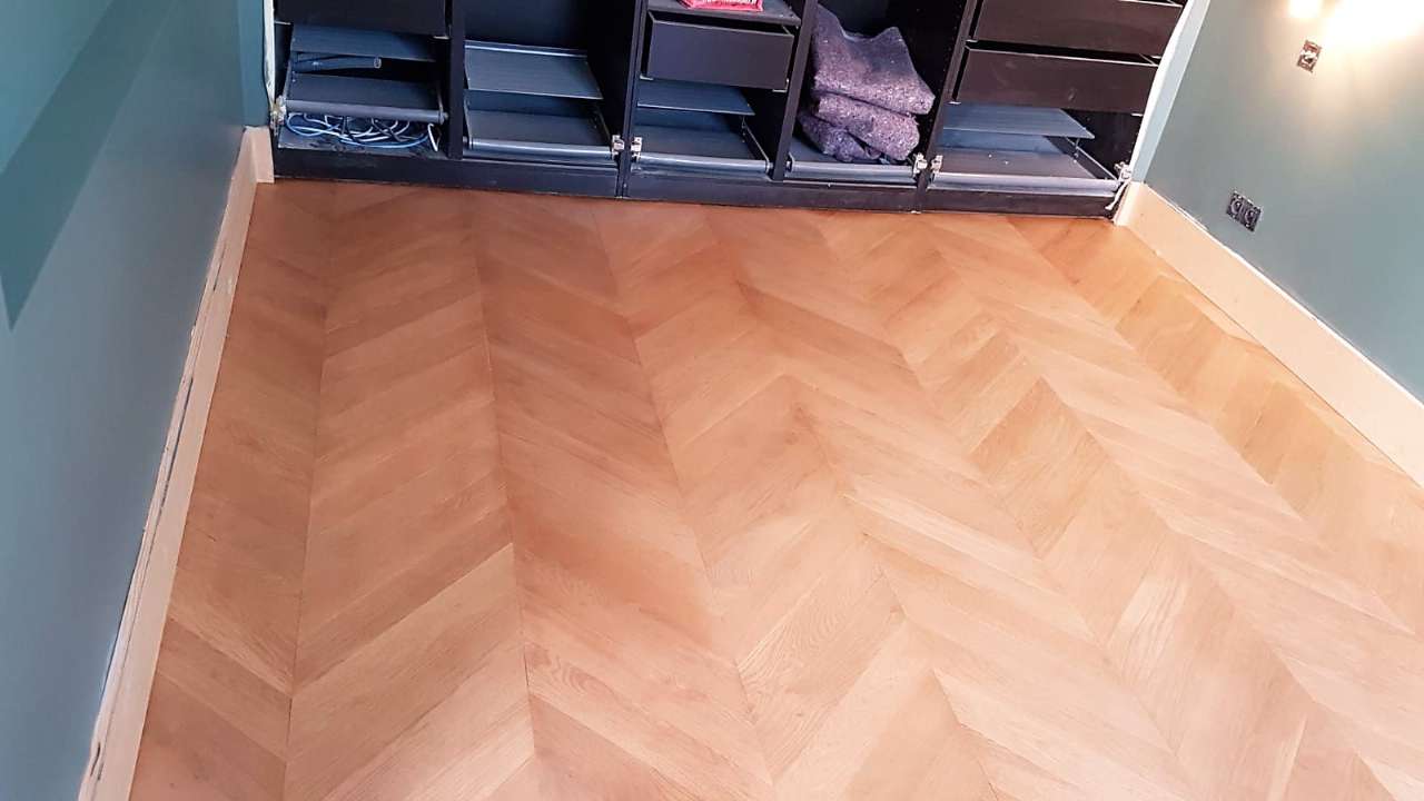 Posa e levigatura parquet tradizionale di Rovere da mm 22 posato su sughero